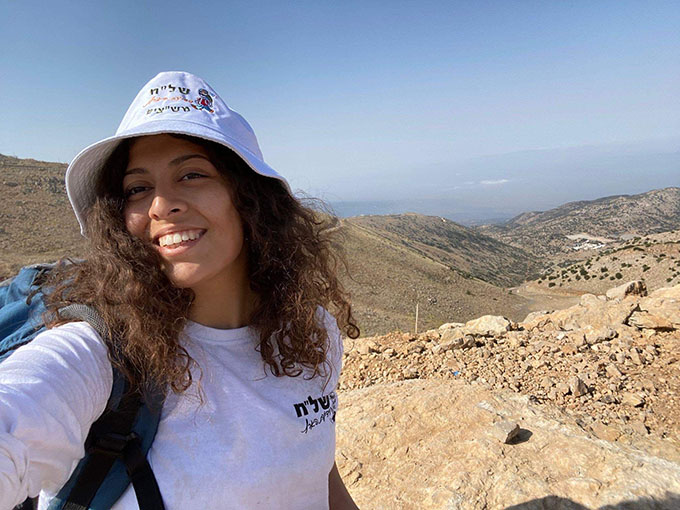 ابنة جلجولية الطالبة الين علي زعرير تصل قمة جبل الشيخ سيرا على الاقدام من جبل الجرمق 